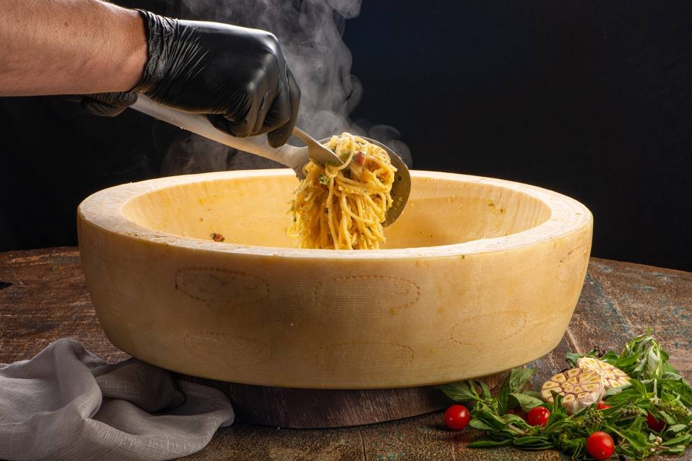 Carbonara finalizada no queijo Grana Padano