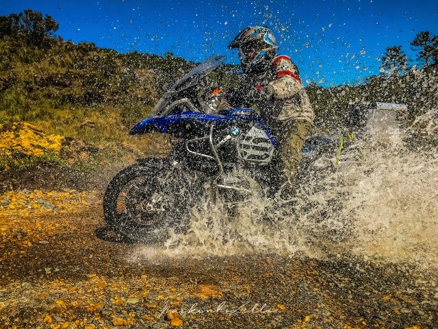 BMW R1200GS atravessando estrada na Serra Catarinense