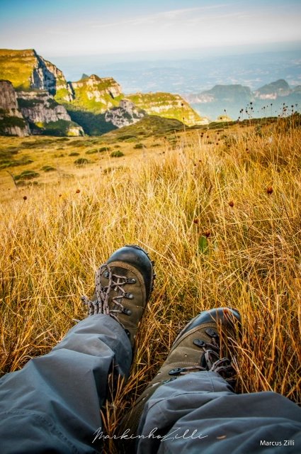 Botas de trilha e vista do vale, Morro da Igreja