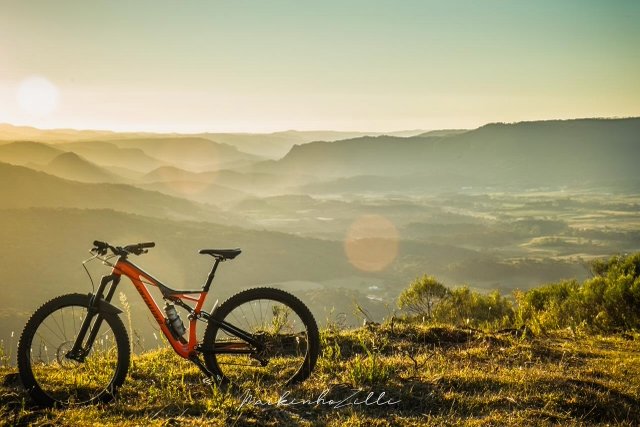 Mountain bike e vista dourada do vale