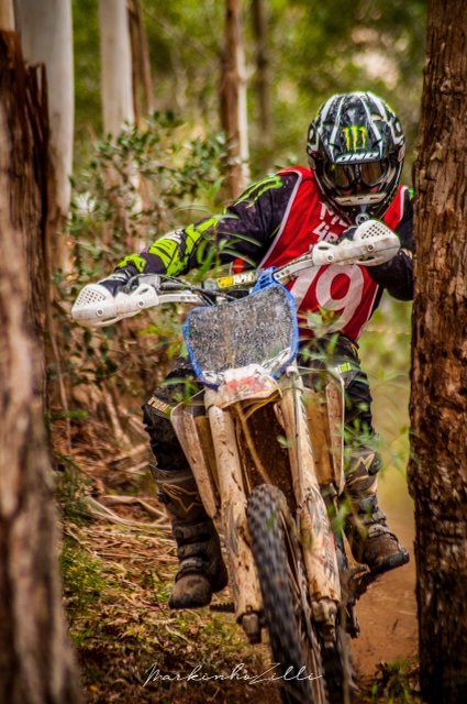 Piloto enduro em trilha de mata, Urubici