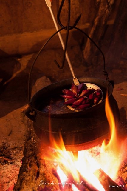 Pinhão cozido em panela de ferro no fogo