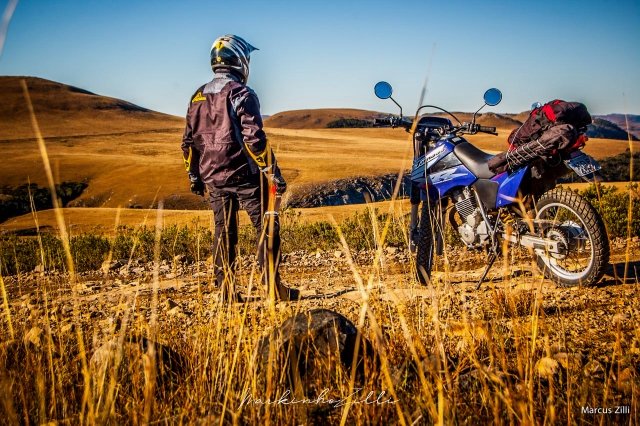 Estrada de Santa Bárbara — piloto e moto no planalto de Urubici